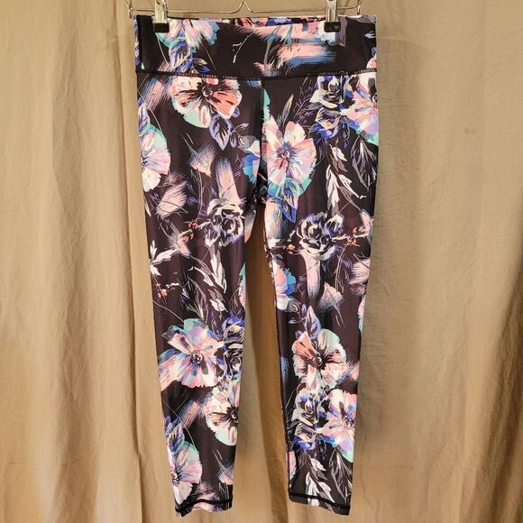 Fabletics Mid-Rise Kaleidoscope Floral Print Powerlite Capri leggings Sz Small - Picture 3 of 13
